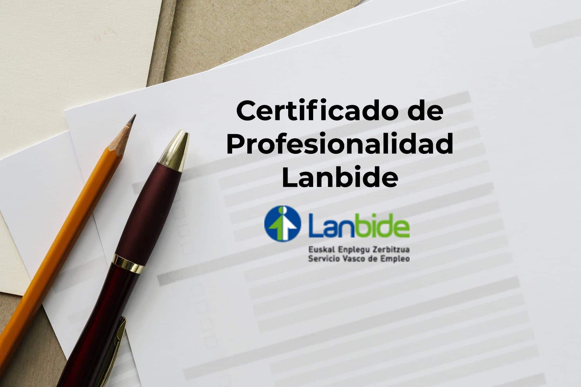 Certificado de Profesionalidad Lanbide sobre una mesa de despacho junto a un lápiz y un bolígrafo.